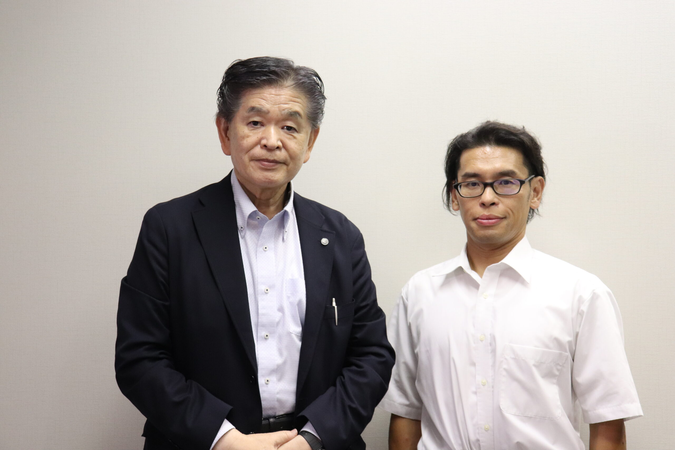 北井好則先生（左）と小川俊介課長（右）